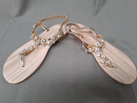 BOXED PAIR OF DESIGNER TOE-POST SANDALS IN METALLIC GOLD W. JEWEL EFFECT EU SIZE 41