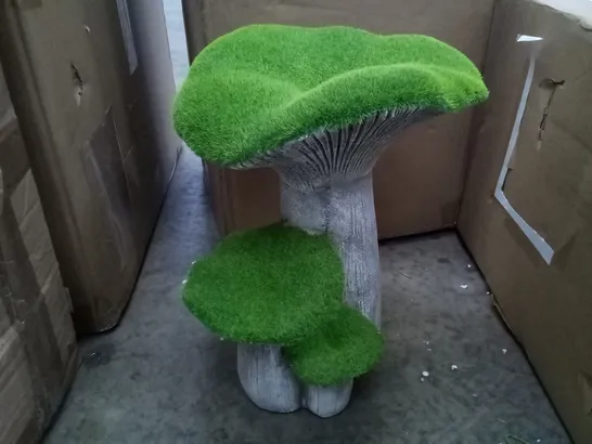 BOXED FAUX MOSS MUSHROOM STATUE