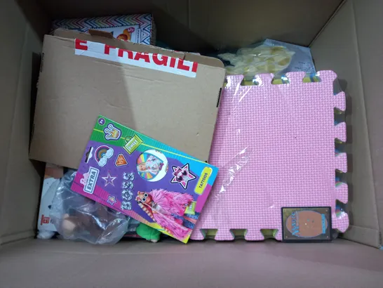 BOX OF APPROX 25 ASSORTED TOYS TO INCLUDE - SKLZ SKIPPING ROPE - STICKY SPINNER - RUNQI SNAIL RUN FAST ECT