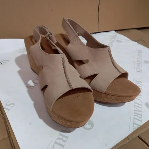 BOXED CLARKS ANNADEL BARI WEDGE SANDAL WIDE FIT BEIGE STYLE SIZE 7