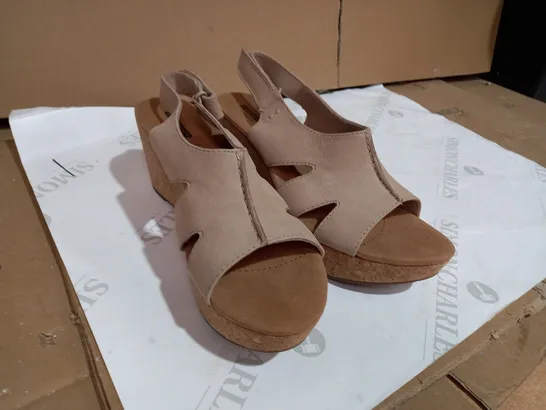 BOXED CLARKS ANNADEL BARI WEDGE SANDAL WIDE FIT BEIGE STYLE SIZE 7