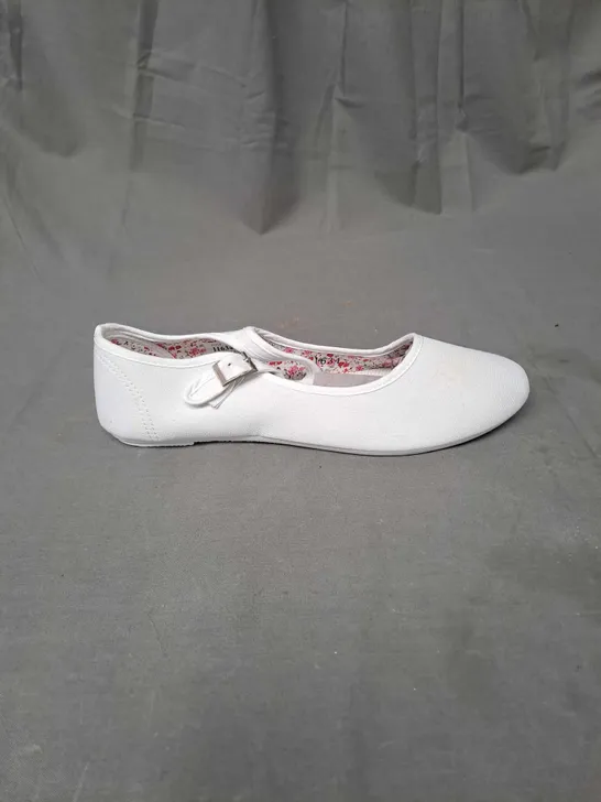 BOX OF APPROXIMATELY 12 PAIRS OF CANVAS BUCKLE SHOES IN WHITE SIZE 7