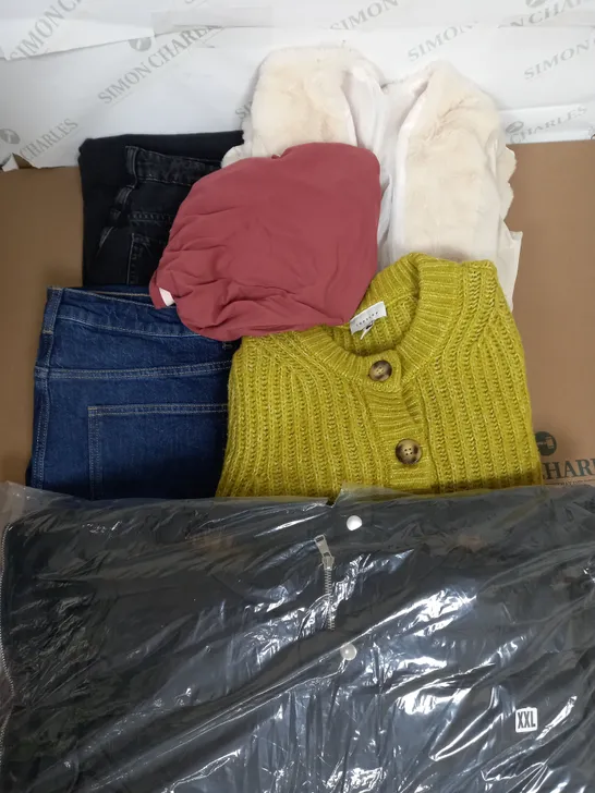 BOX OF APPROXIMATELY 22 ASSORTED CLOTHING ITEMS TO INCLUDE - JACKET, JEANS , DRESS ETC