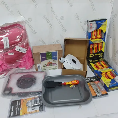 LOT OF ASSORTED HOUSEHOLD ITEMS TO INCLUDE COMBINATION PADLOCK, BAKING TRAY , ETC