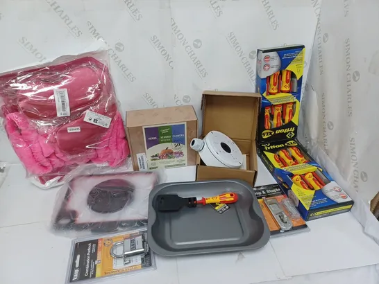 LOT OF ASSORTED HOUSEHOLD ITEMS TO INCLUDE COMBINATION PADLOCK, BAKING TRAY , ETC