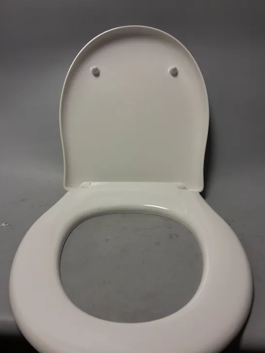 IDEAL TOILET SEAT IN WHITE