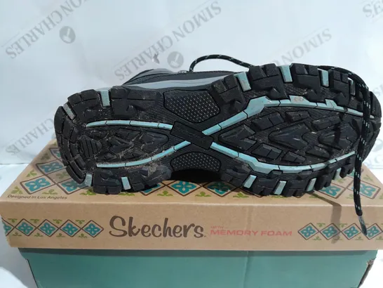 BOXED PAIR OF SKECHERS HIKING BOOTS CHARCOAL SIZE 5