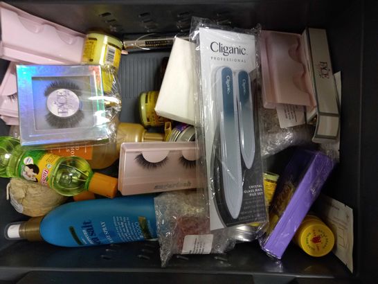 LOT OF APPROXIMATELY 20 ASSORTED HEALTH & BEAUTY ITEMS, TO INCLUDE NEAL'S YARD, E.L.F., BATH & BODY WORKS, ETC
