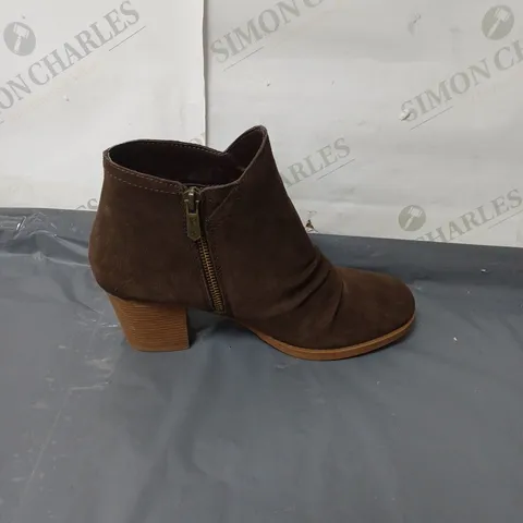 SKECHERS LADIES SUEDE BROWN BOOTS SIZE 5