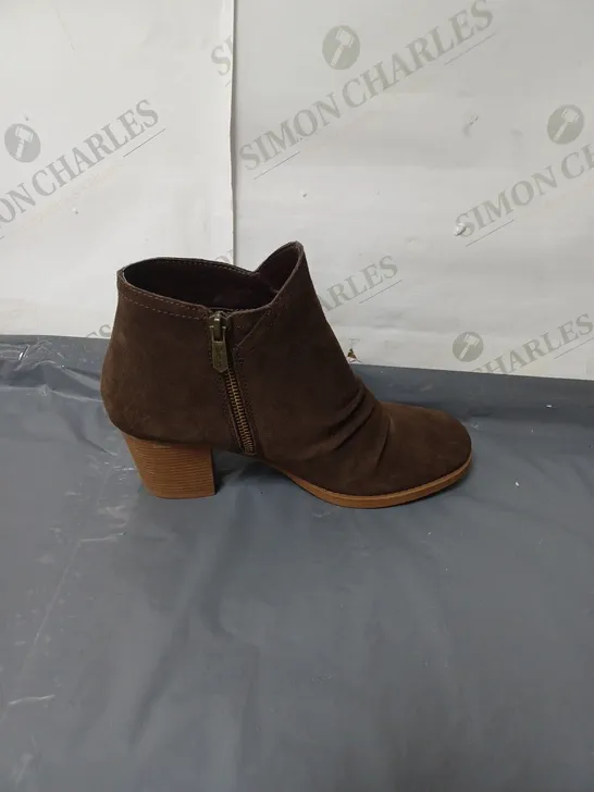 SKECHERS LADIES SUEDE BROWN BOOTS SIZE 5