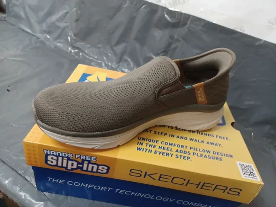 BOXED PAIR OF SKECHERS D'LUX WALKER SLIP-INS - LIGHT BROWN - SIZE 10 UK