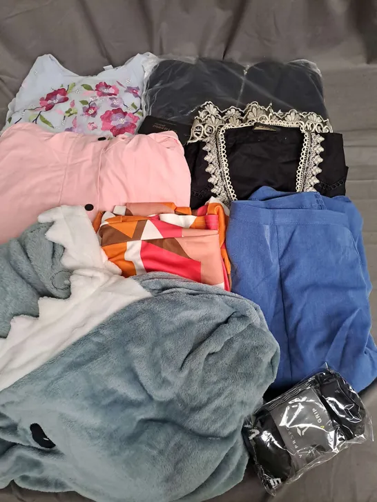 BOX OF APPROXIMATELY 25 ASSORTED CLOTHING ITEMS TO INCLUDE - DRESSES, ONESIE, SKIRT ETC