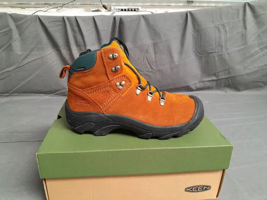 BOXED PAIR OF KEEN MAPLE PYRENEES W BOOTS SIZE UK 8.5