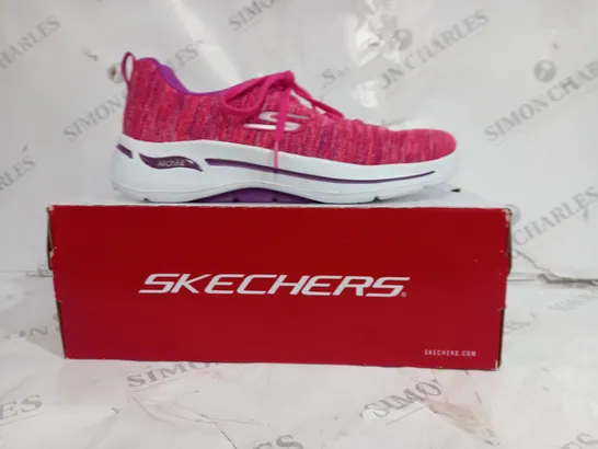 BOXED PAIR OF SKECHERS ARCHFIT TEXTILE TRAINER IN PINK SIZE 6