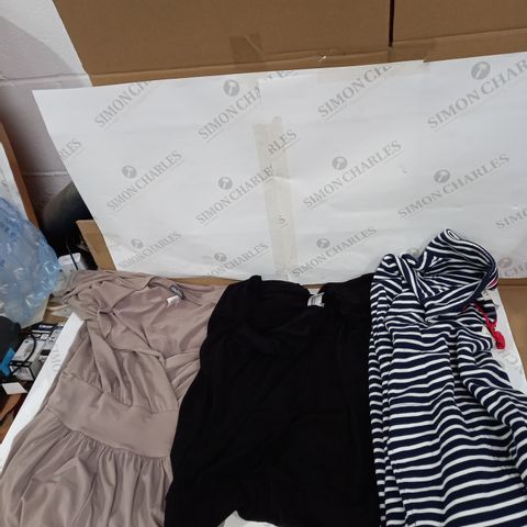 LOT APPROXIMATELY 25 WOMANS CLOTHING ITEMS TO INCLUDE JUMPSUITS, JUMPERS AND DRESSES