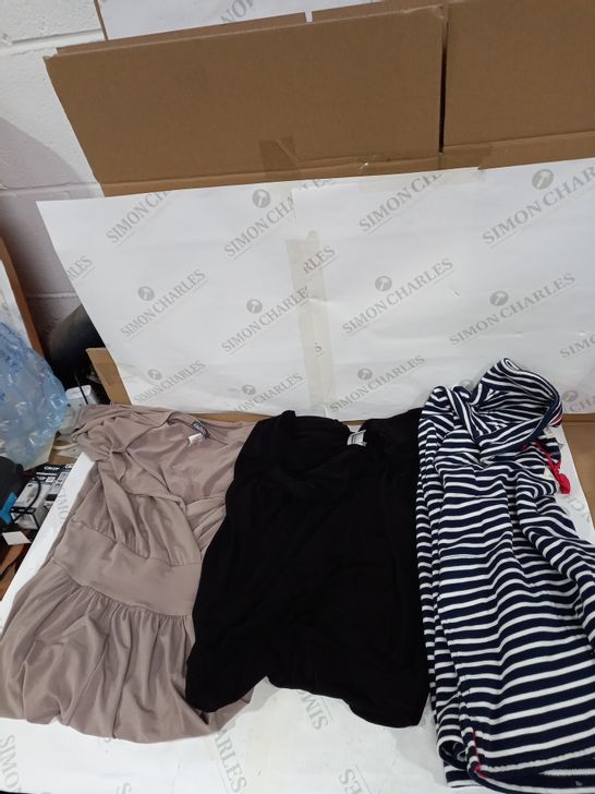 LOT APPROXIMATELY 25 WOMANS CLOTHING ITEMS TO INCLUDE JUMPSUITS, JUMPERS AND DRESSES