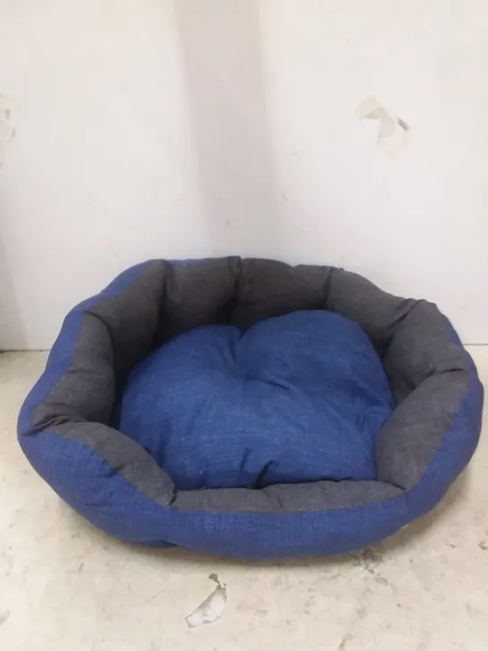 SIKESTON DOG BED IN BLUE SIZE: 50CM H X 65CM W