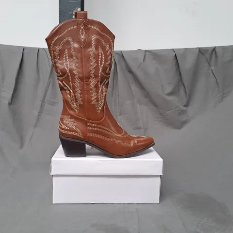 BOXED PAIR OF IDEAL CONTRAST STITCHING WESTERN COWBOY BOOTS IN CAMEL EU SIZE 39