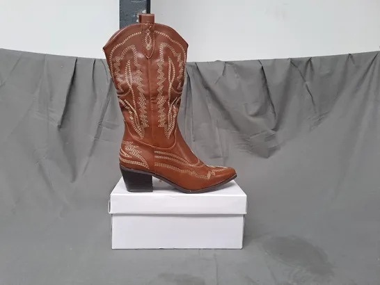 BOXED PAIR OF IDEAL CONTRAST STITCHING WESTERN COWBOY BOOTS IN CAMEL EU SIZE 39