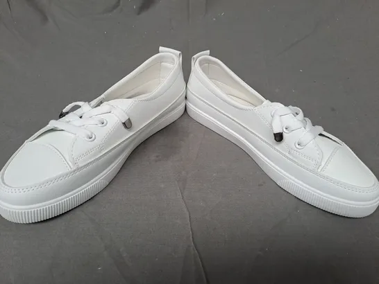 BOXED PAIR OF FASHION JIUYOU SHOES IN WHITE EU SIZE 40