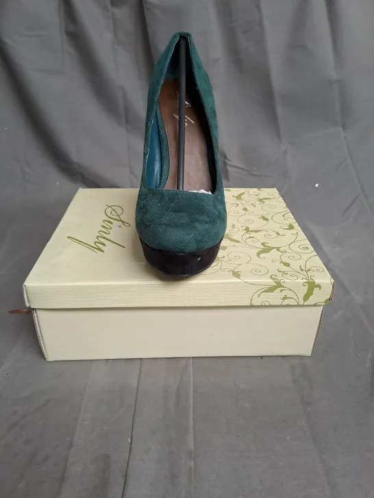 BOXED LOT OF APPROX. 14 PAIRS OF LADIES SHOES. VARIOUS SIZES, STYLES AND COLOURS