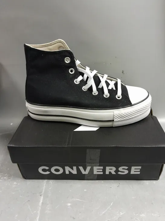 BOXED PAIR OF CONVERSE WOMENS ANKLE RISE SHOES IN BLACK/WHITE - 5