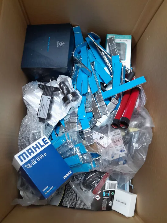 BOX OF ASSORTED CAR ITEMS TO INCLUDE - PHONE HOLDER - OBD2 - BIKE LIGHTS / COLLECTION ONLY 