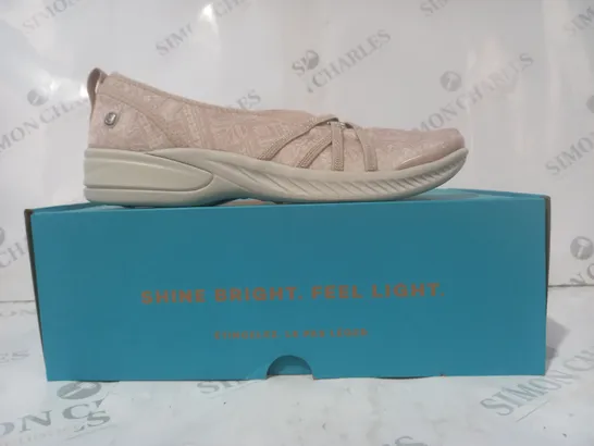 BOXED PAIR OF BZEES SHOES IN BEIGE SIZE 7