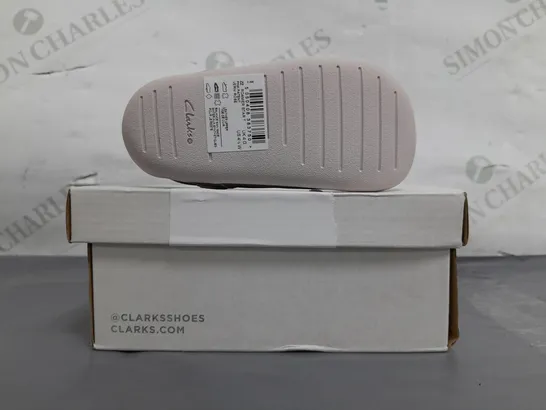 BOXED PAIR OF CLARKS ROAMER STAR INFANT SHOES IN PINK UK SIZE 4