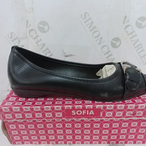 BOX OF APPROXIMATELY 8 SOFIA OPEN TOE LOW BLACK SHOES / SANDALS