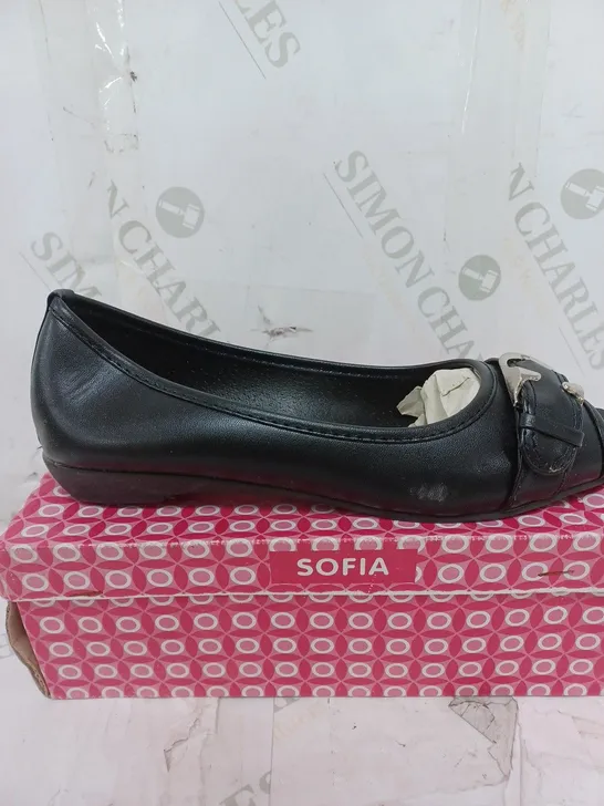 BOX OF APPROXIMATELY 8 SOFIA OPEN TOE LOW BLACK SHOES / SANDALS