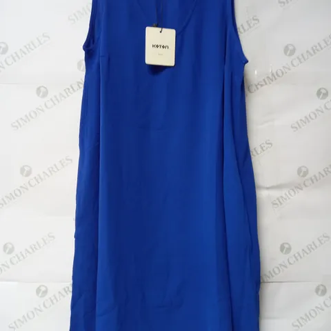 BOX OF APPROXIMATELY 20 ASSORTED DRESSES IN RED AND BLUE - SIZES VARY