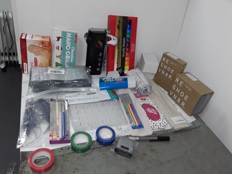 SMALL BOX OF ASSORTED HOMEWARE ITEMS TO INCLUDE ACRYLIC PAINTS, PIL BOX, METALLIC DRINKING STRAW
