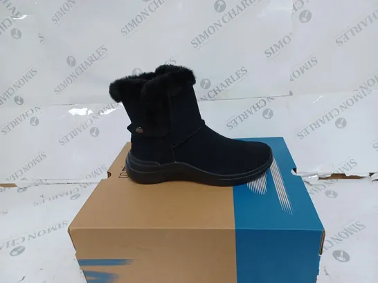 BOXED SKECHERS BLACK ON THE GO BOOTS- SIZE 3.5