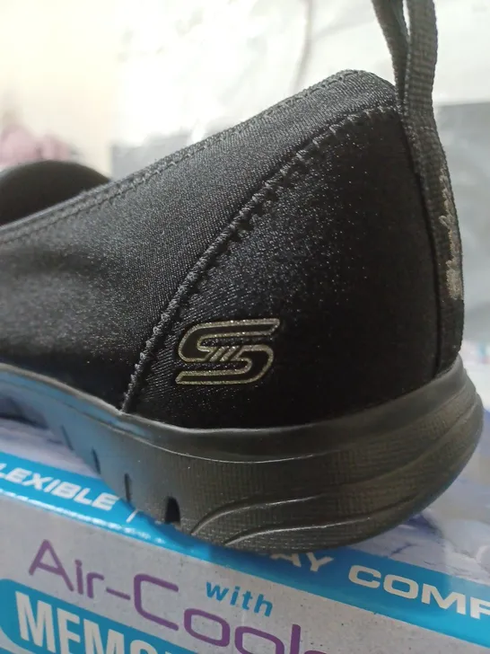 BOXED PAIR OF SKECHERS RELAXED FIT AIR COOLED MEMORY FOAM TRAINERS UK SIZE 7 - BLACK - 