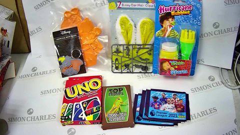 ASSORTED CHILDRENS TOYS AND GAMES TO INCLUDE; TOP TRUMPS BUGS AND INSECTS, HURRICANE BUBBLES, CITADEL FIGURE, PANINI PREMIER LEAGUE 2021 ALBUM STICKERS, UNO CARDS, DISNEY KEYRINGS AND PENCILS