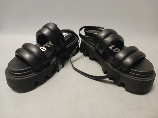 PAIR OF BUFFALO CHUNKY PLATFORM OPEN TOE SANDALS IN BLACK EU SIZE 39