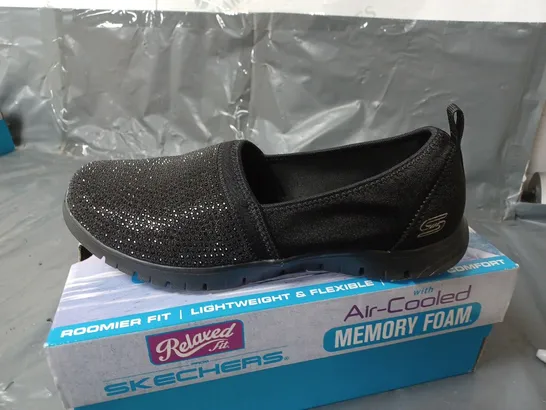 BOXED PAIR OF SKECHERS RELAXED FIT AIR COOLED MEMORY FOAM TRAINERS UK SIZE 7 - BLACK - 