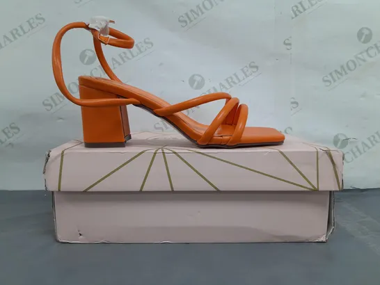 BOXED PAIR OF ESSEX GLAM OPEN TOE BLOCK HEEL SYNTHETIC LEATHER SANDALS IN ORANGE UK SIZE 3