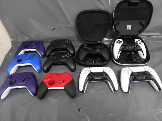 BOX OF APPROXIMATELY 10 ASSORTED XBOX AND PLAYSTATION CONTROLLERS