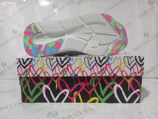 BOXED PAIR OF SKECHERS GO RUN WOMEN'S TRAINERS IN WHITE/MULTICOLOUR SIZE 7