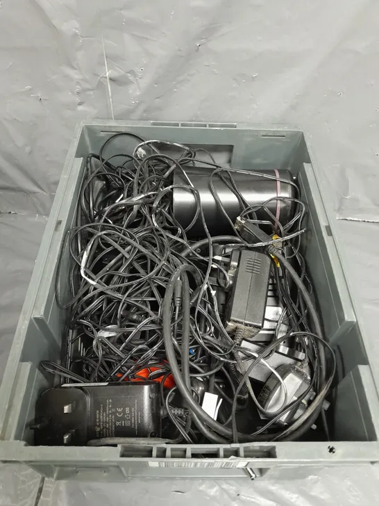 APPROXIMATELY 10 ASSORTED ELECTRICAL PRODUCTS TO INCLUDE PLUGS , SKY BOXES , ETC 