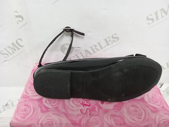 BALLET FLATS WITH STRAP IN BLACK PATENT SIZE 27