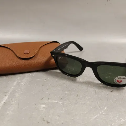 RAY-BAN WAYFARER BLACK FRAME SUNGLASSES 