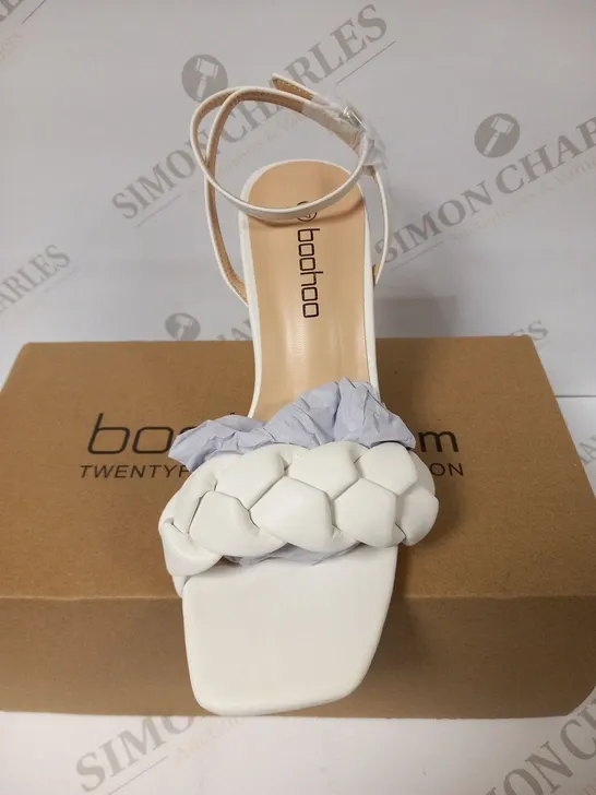 BOXED BOOHOO WIDE FIT PLAIT STRAP SQUARE TOE BLOCK HEEL SIZE 4