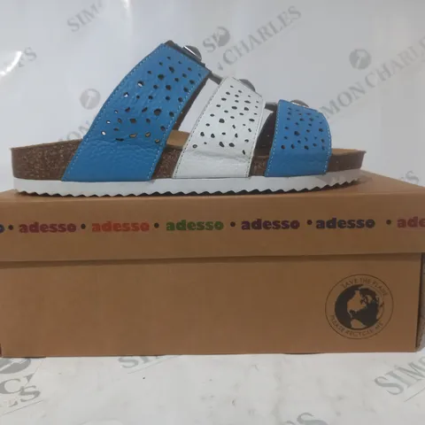 BOXED PAIR OF ADESSO OPEN TOE SANDALS IN BLUE/WHITE SIZE 6
