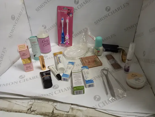 LOT OF APPROX 20 ASSORTED HEALTH AND BEAUTY PRODUCTS TO INCLUDE CHARLOTTE TILBURY, FENJAL