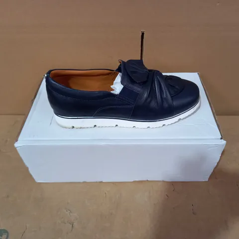 BOXED PAIR OF MODA IN PELLE NAVY SHOES- SIZE 39