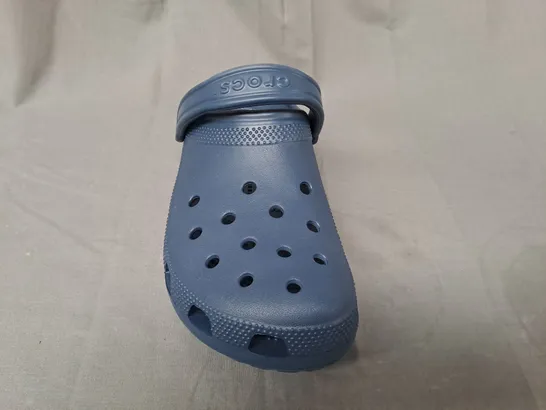 PAIR OF CROCS CLASSICS IN NAVY UK SIZE M9/W10