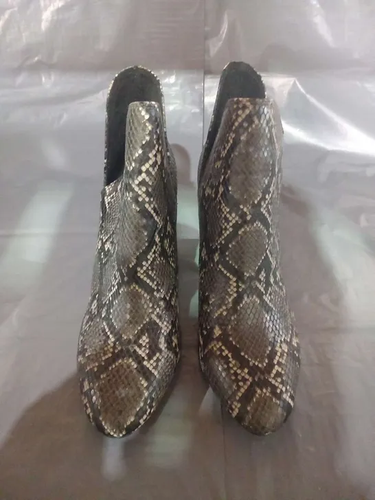 BOXED STEVE MADDEN GREY SNAKE SYNTHETIC ANKLE BOOTS SIZE 7